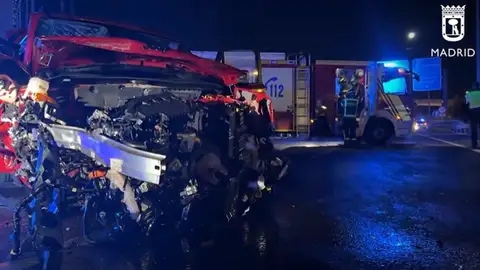 Imagen del impacto entre un taxi y un turismo en la M-11 Imagen del impacto entre un taxi y un turismo en la M-11