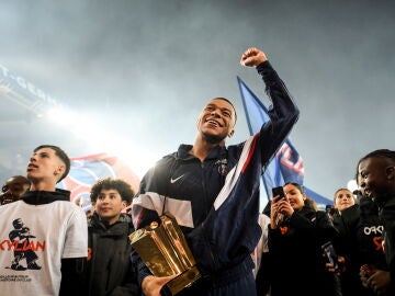 Kylian Mbappé con el trofeo que le acredita como el máximo goleador histórico del PSG
