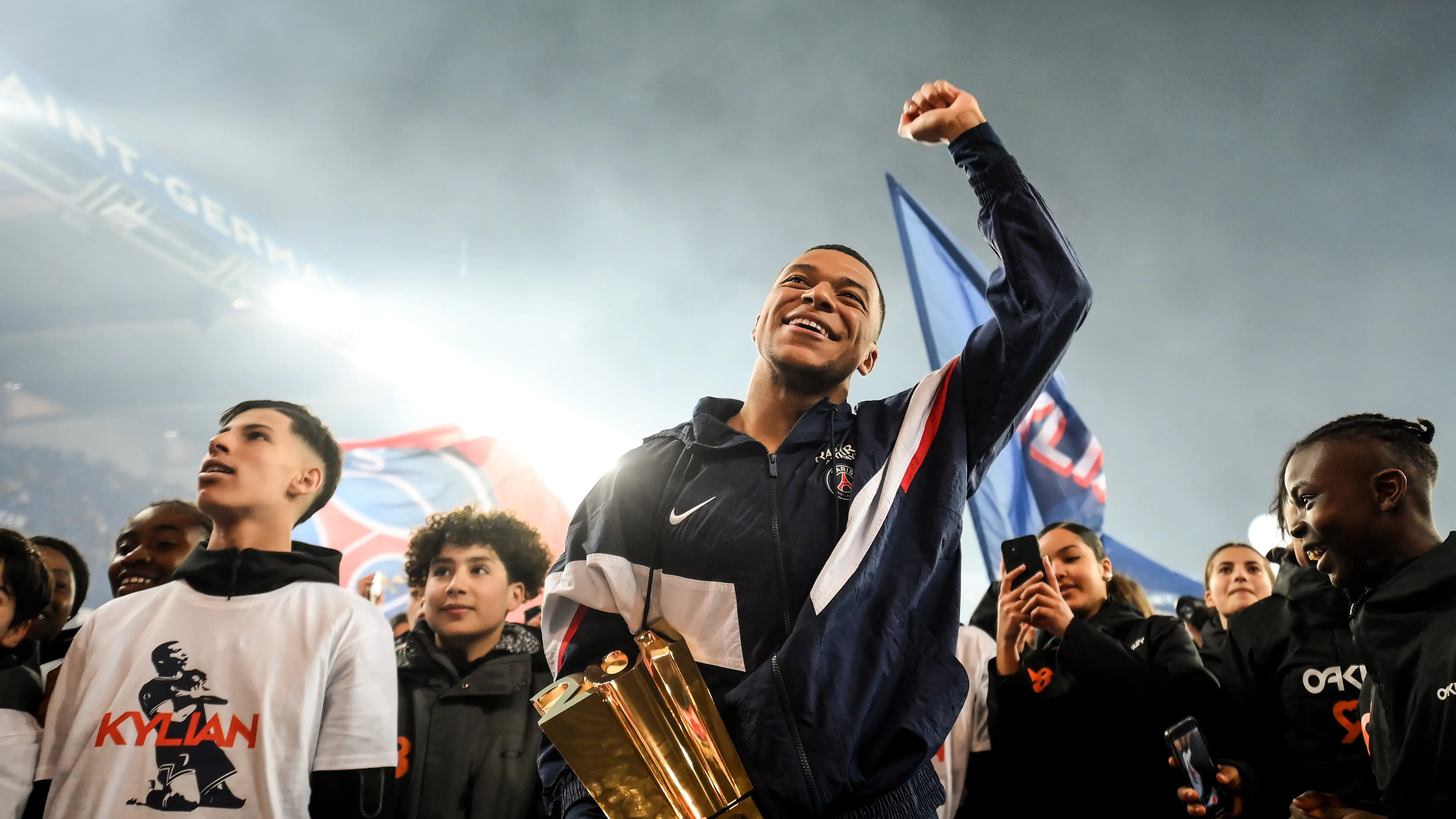 Kylian Mbapp&eacute; con el trofeo que le acredita como el m&aacute;ximo goleador hist&oacute;rico del PSG