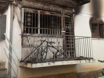 Imagen de la fachada del edificio que se ha incendiado en Salt, Girona
