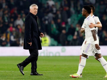 Ancelotti y Vinicius se miran al término del Betis - Real Madrid