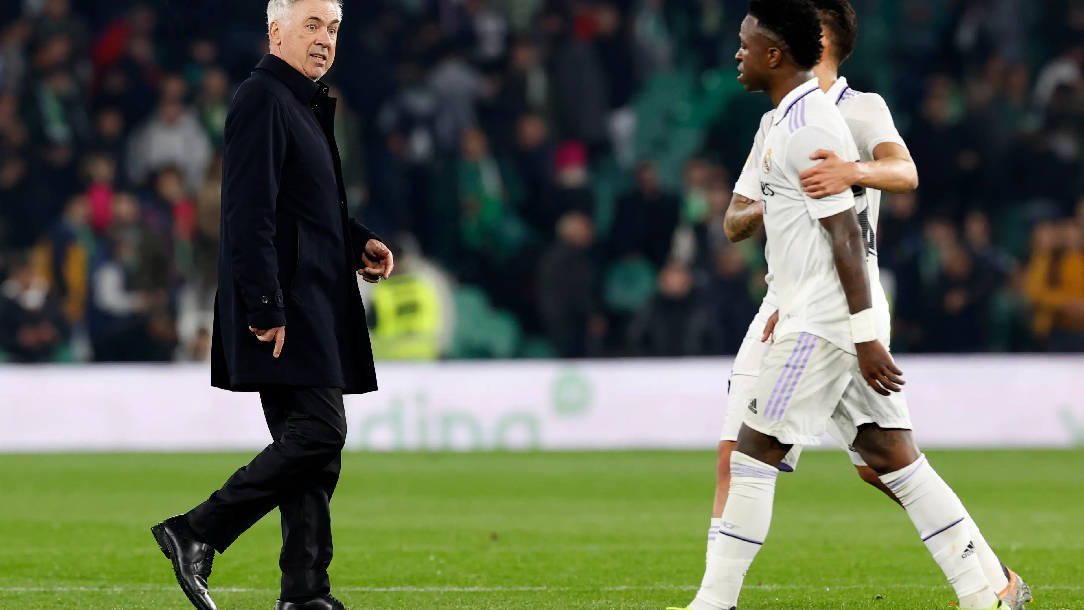 Ancelotti y Vinicius se miran al término del Betis - Real Madrid Ancelotti y Vinicius se miran al término del Betis - Real Madrid