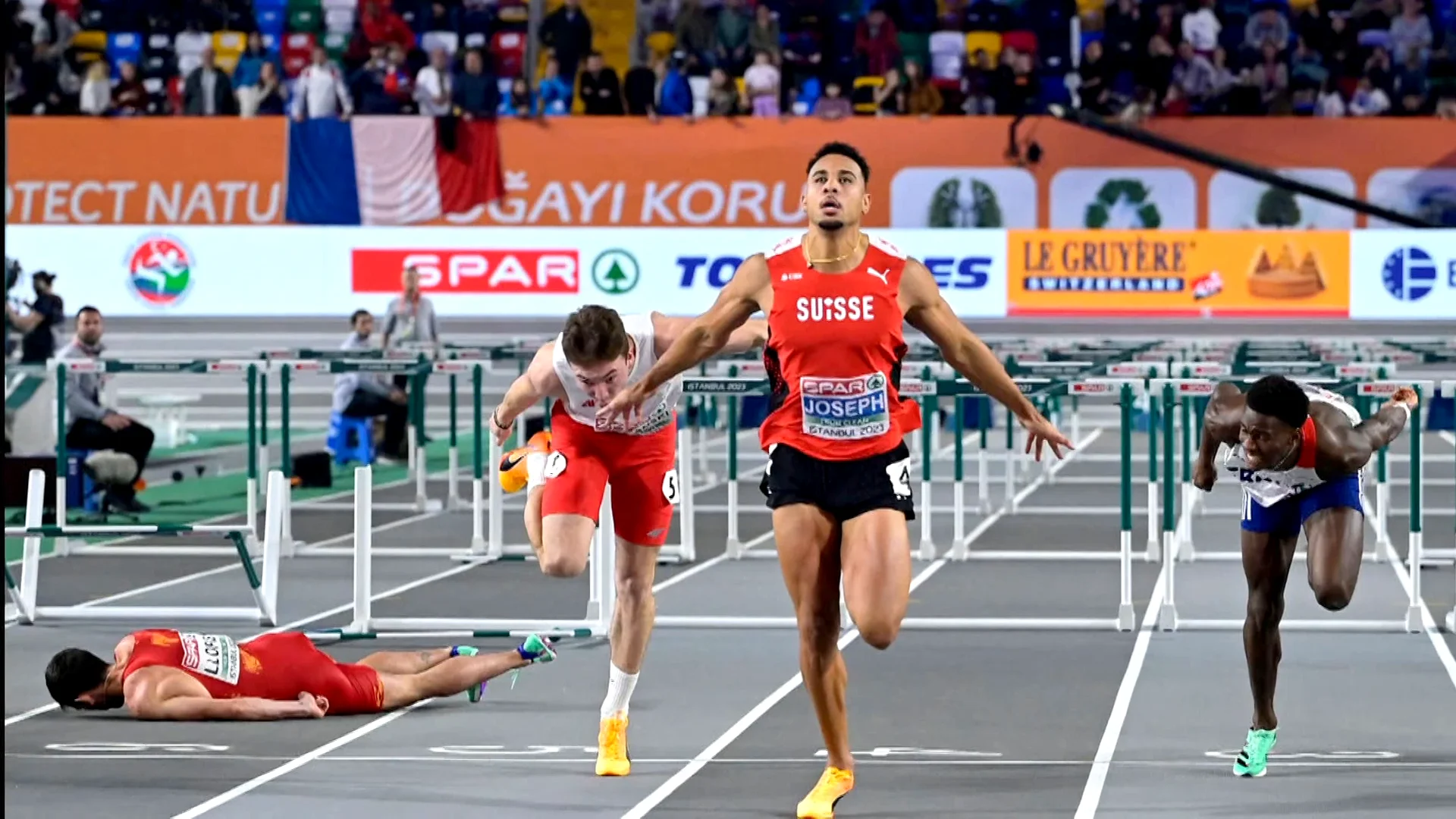 El vídeo de la caída del atleta Quique Llopis desata la polémica: ¿Somos cada vez más egoístas? El vídeo de la caída del atleta Quique Llopis desata la polémica: ¿Somos cada vez más egoístas?