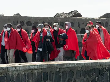 Varios inmigrantes rescatados a 37 kilómetros de la isla de Lanzarote Varios inmigrantes rescatados a 37 kilómetros de la isla de Lanzarote