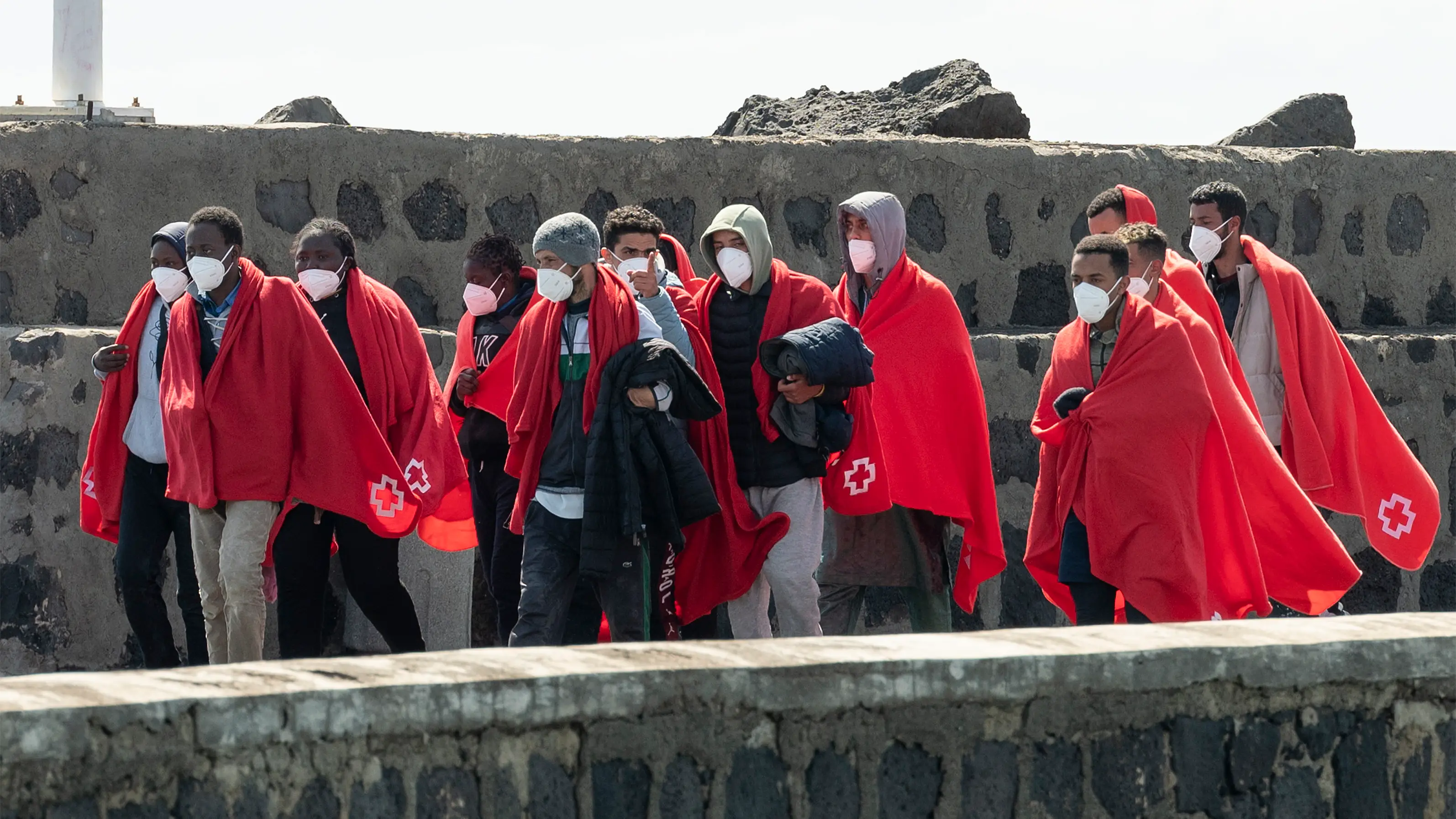 Varios inmigrantes rescatados a 37 kilómetros de la isla de Lanzarote Varios inmigrantes rescatados a 37 kilómetros de la isla de Lanzarote