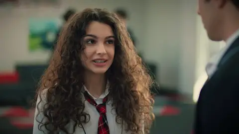 Asiye y Doruk, aspirantes a representante de los alumnos… ¿Quién ganará? Asiye y Doruk, aspirantes a representante de los alumnos… ¿Quién ganará?