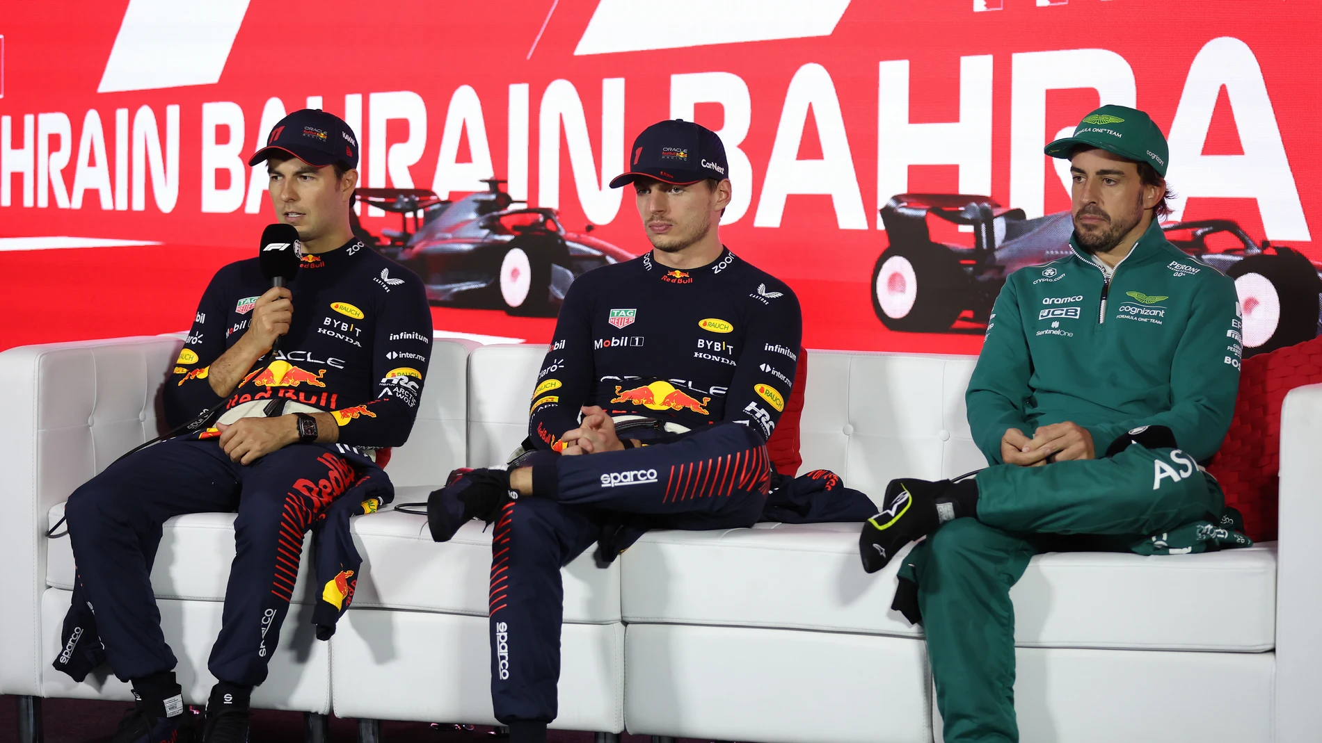 Sergio Pérez, Max Verstappen y Fernando Alonso tras la carrera en Bahréin