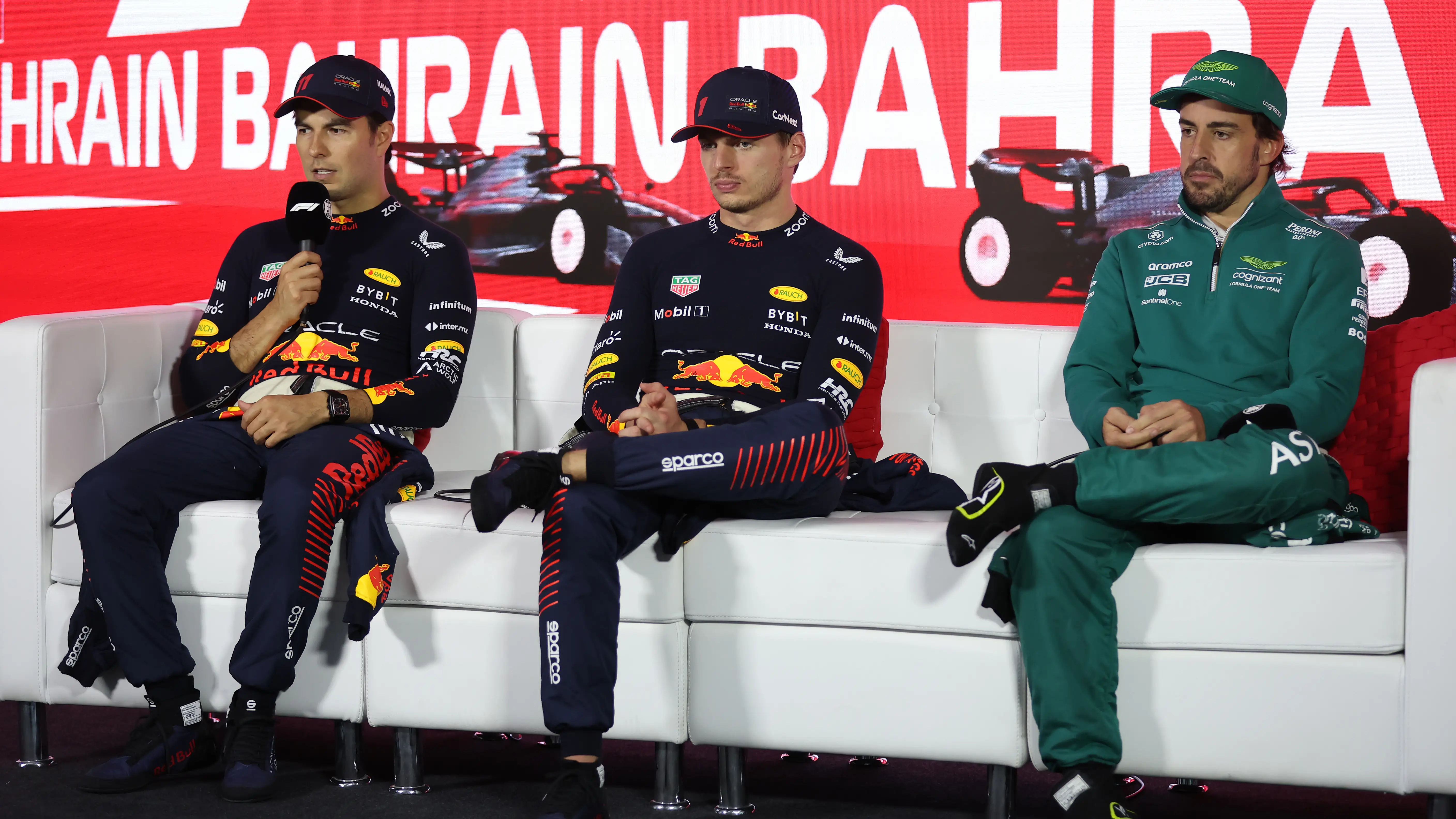 Sergio Pérez, Max Verstappen y Fernando Alonso tras la carrera en Bahréin Sergio Pérez, Max Verstappen y Fernando Alonso tras la carrera en Bahréin