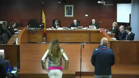 Constantin D., uno de los acusados, pronuncia sus palabras finales al terminar el juicio Constantin D., uno de los acusados, pronuncia sus palabras finales al terminar el juicio