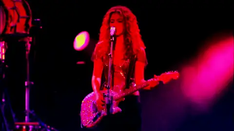 Shakira se abre al mundo con su exposición en el museo de los Grammy mientras Clara Chía cierra sus redes
