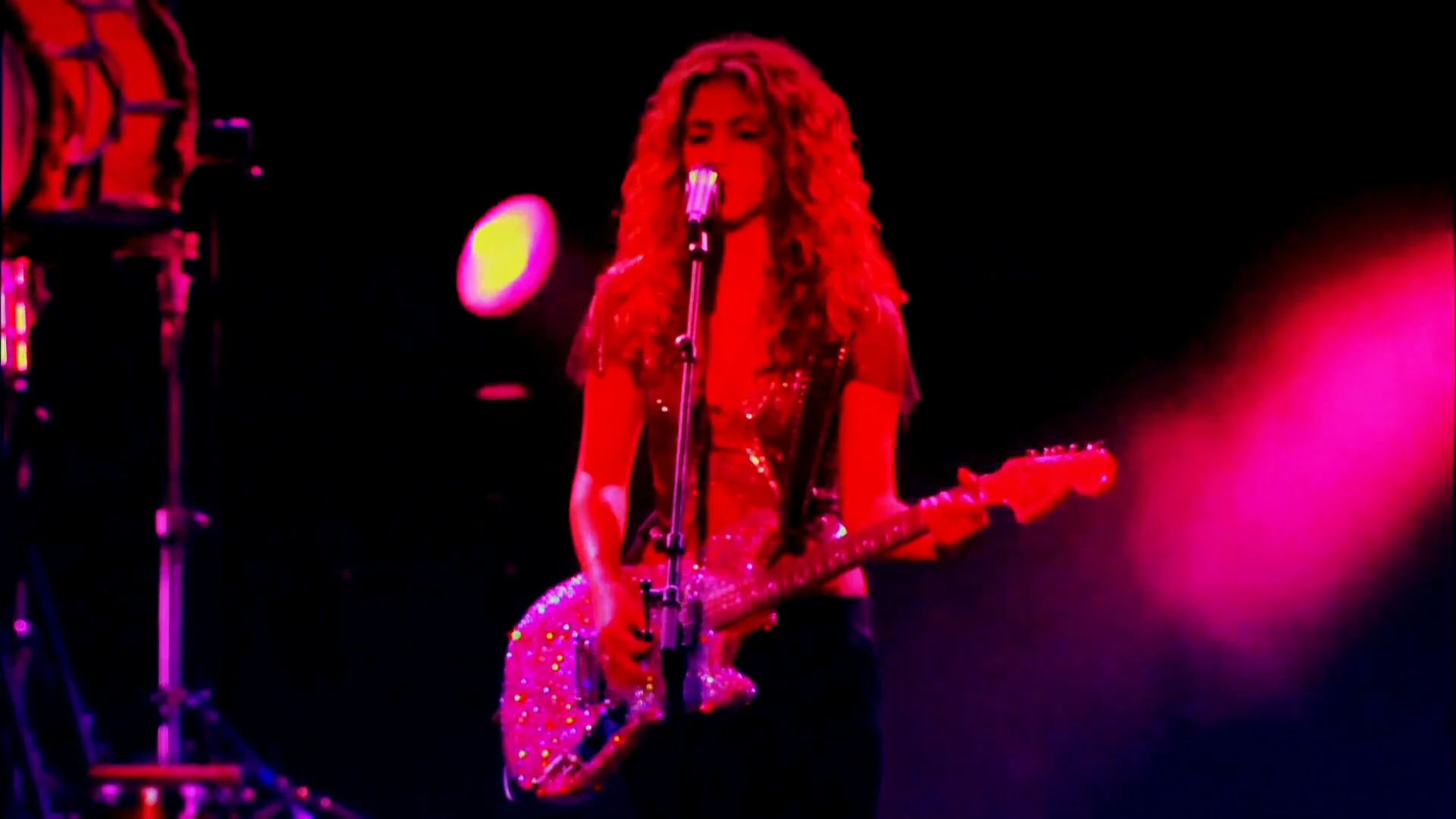 Shakira se abre al mundo con su exposici&oacute;n en el museo de los Grammy mientras Clara Ch&iacute;a cierra sus redes