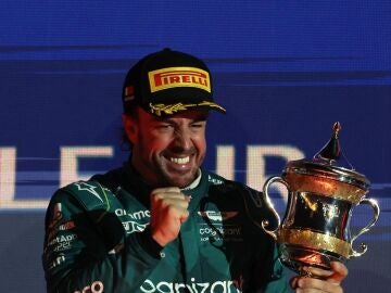 Fernando Alonso, exultante en el podio de Bahréin