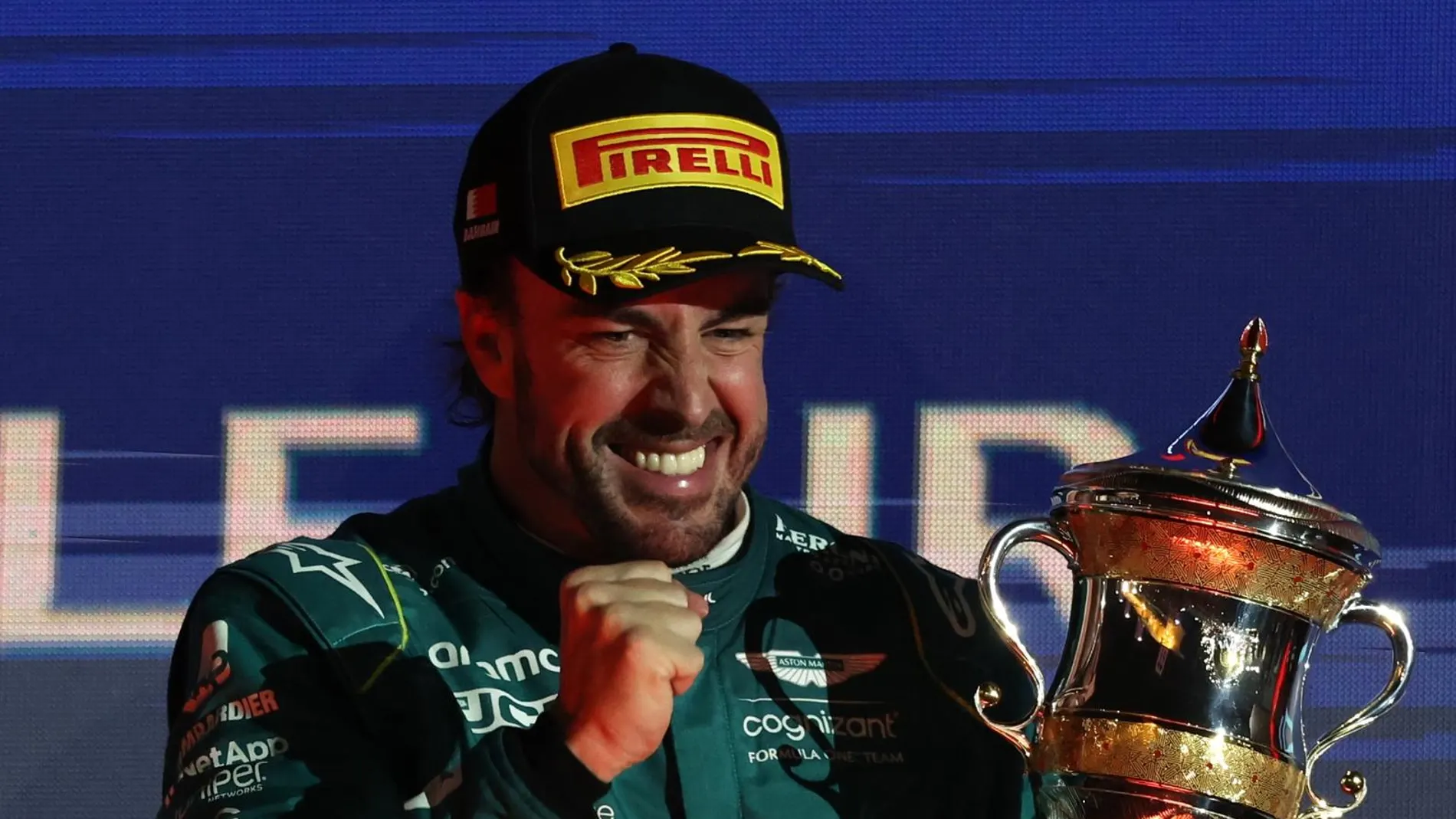 Fernando Alonso, exultante en el podio de Bahréin