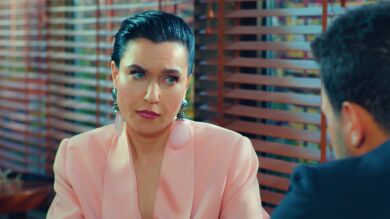 Ender le pide a Mete que le confiese a su exmarido su pasado con Yildiz... ¿Lo hará?