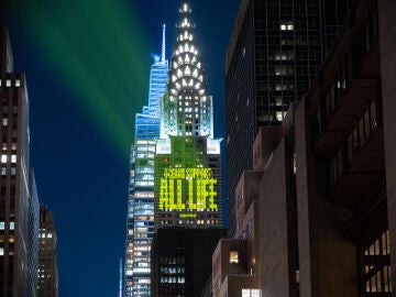 Activistas de Greenpeace USA proyectan mensajes de protección del océano en el edificio Chrysler de Nueva York
