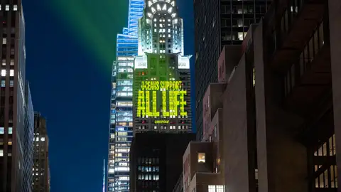 Activistas de Greenpeace USA proyectan mensajes de protección del océano en el edificio Chrysler de Nueva York