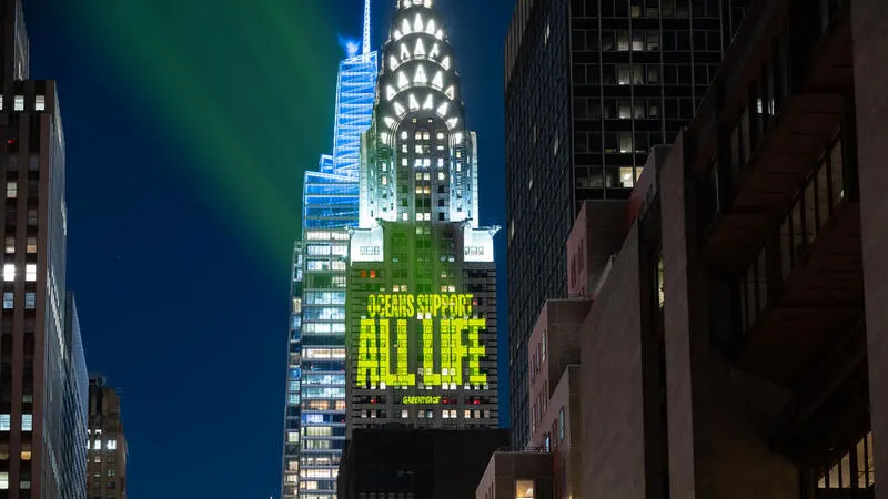 Activistas de Greenpeace USA proyectan mensajes de protecci&oacute;n del oc&eacute;ano en el edificio Chrysler de Nueva York