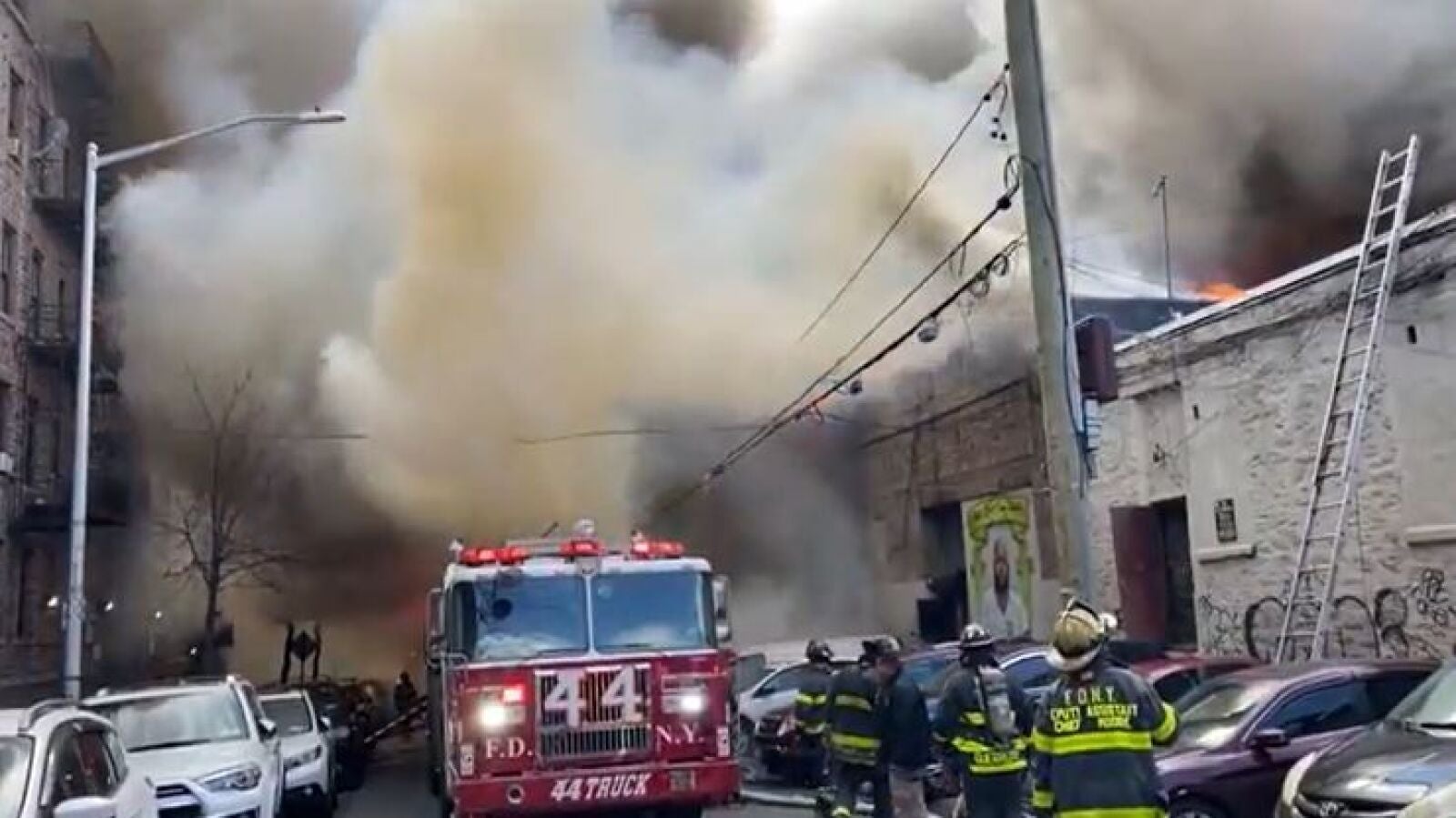 Un incendio arrasa con varios comercios de Nueva York al explotar la batería de una bicicleta