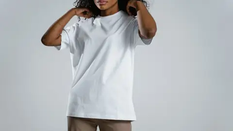 Chica con camiseta blanca Chica con camiseta blanca