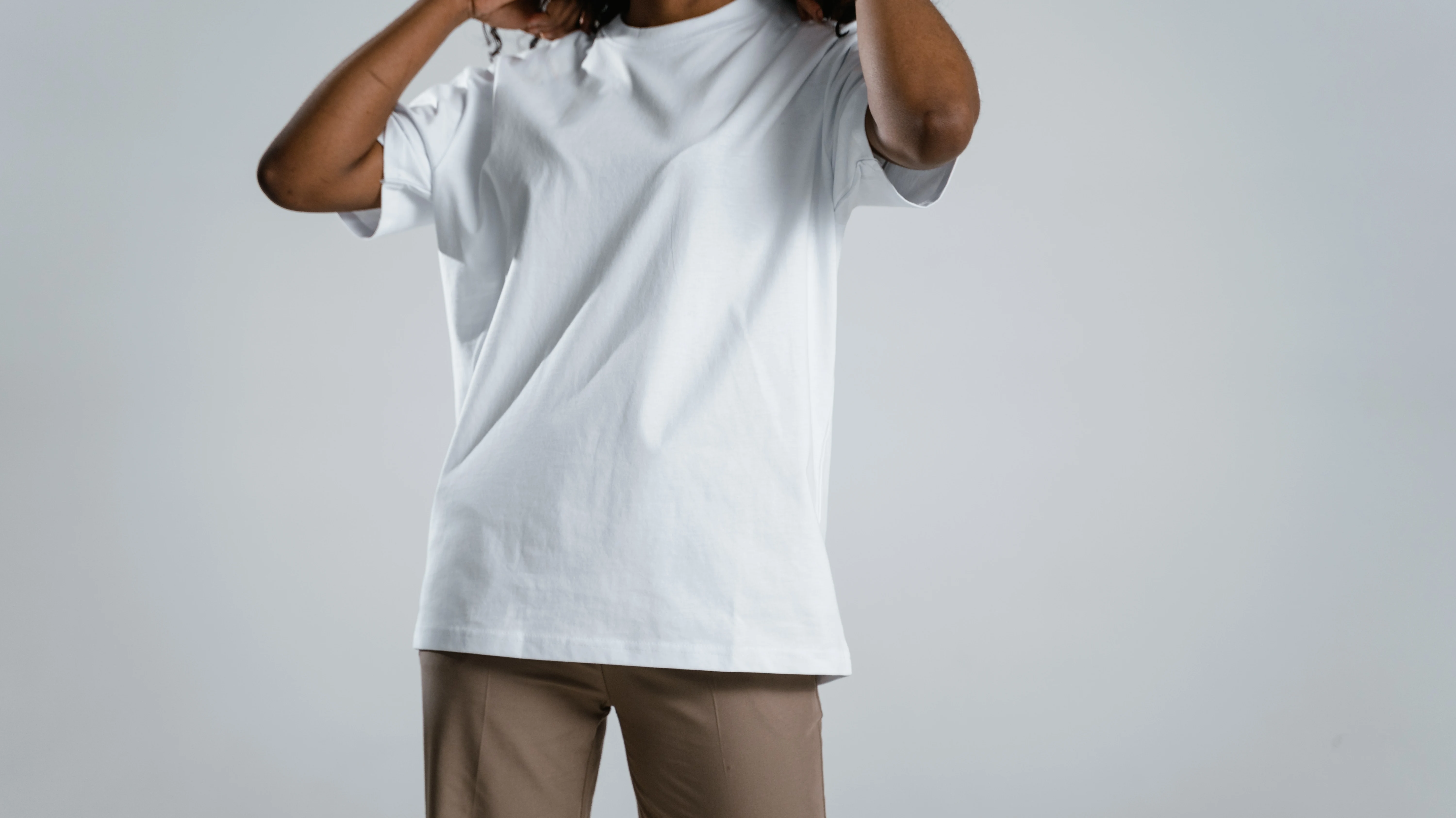 Chica con camiseta blanca Chica con camiseta blanca