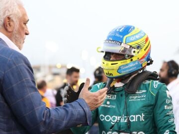 Lawrence Stroll, dueño de Aston Martin y padre de Lance, saluda a Fernando Alonso