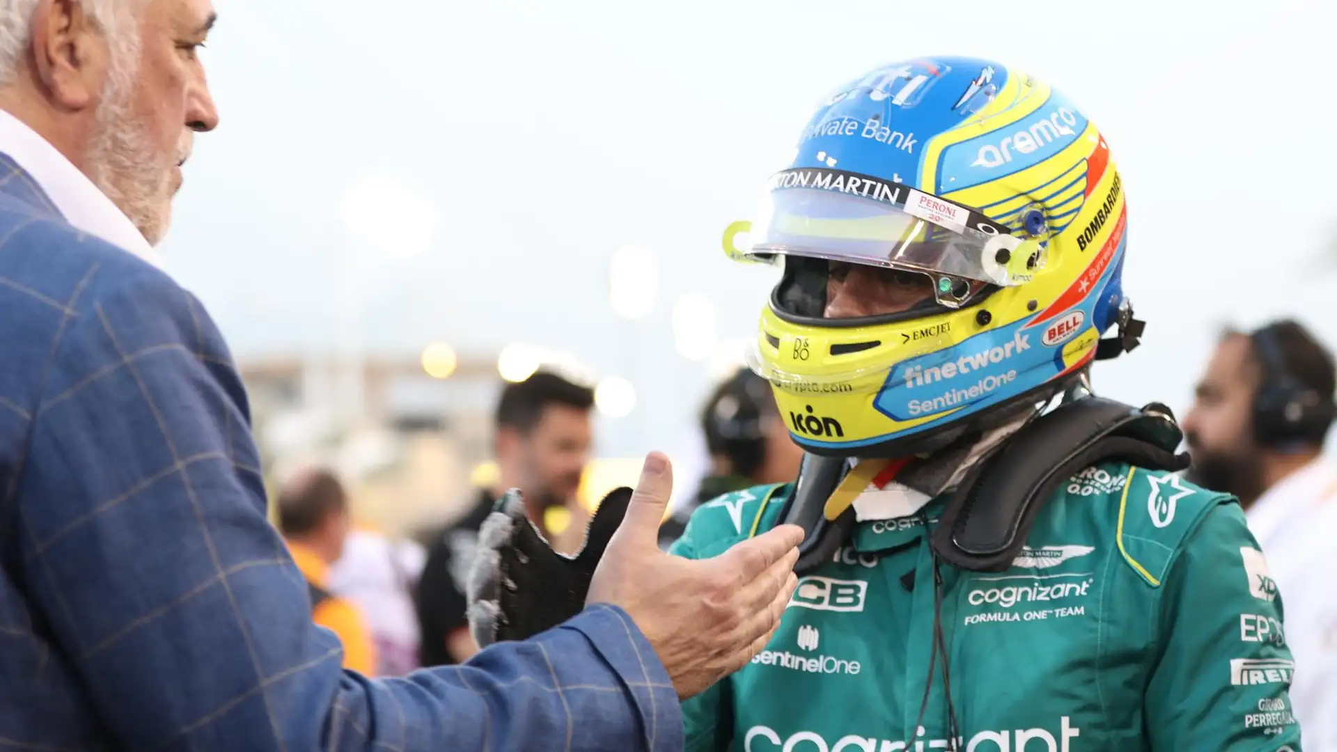 Lawrence Stroll, dueño de Aston Martin y padre de Lance, saluda a Fernando Alonso Lawrence Stroll, dueño de Aston Martin y padre de Lance, saluda a Fernando Alonso