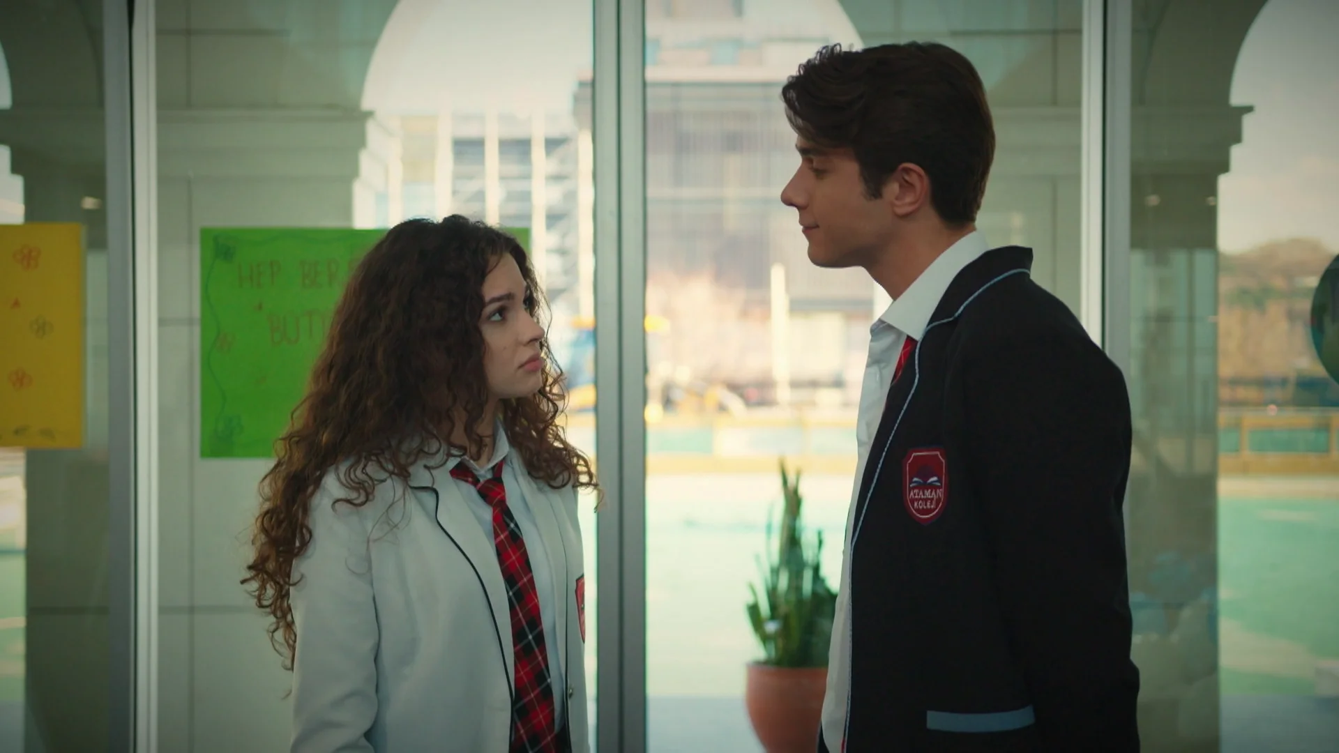 En el próximo capítulo de ‘Hermanos’: ¿Asiye o Doruk?... ¡Los alumnos del colegio Ataman eligen a su representante! En el próximo capítulo de ‘Hermanos’: ¿Asiye o Doruk?... ¡Los alumnos del colegio Ataman eligen a su representante!