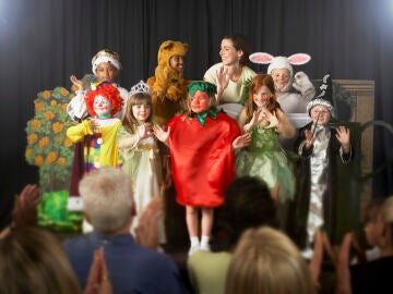 Unos niños representan una obra de teatro