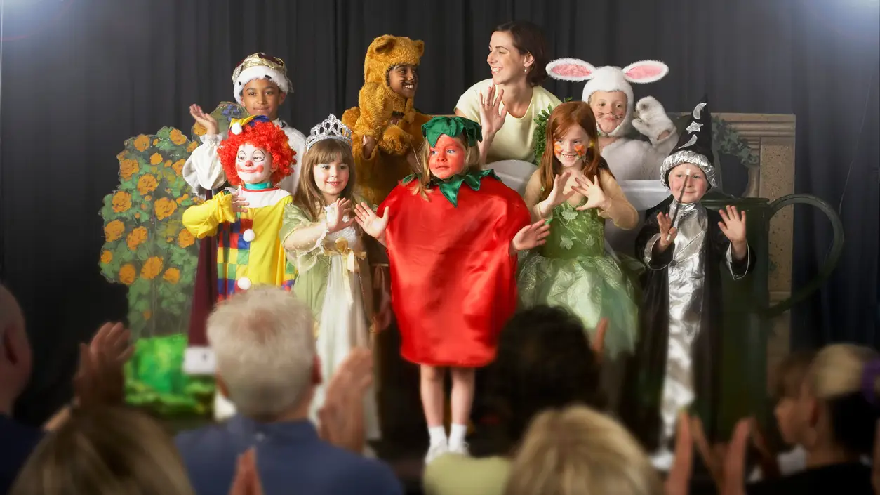 Unos ni&ntilde;os representan una obra de teatro