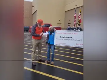 El Sr. Warren recibiendo el cheque para poder jubilarse El Sr. Warren recibiendo el cheque para poder jubilarse