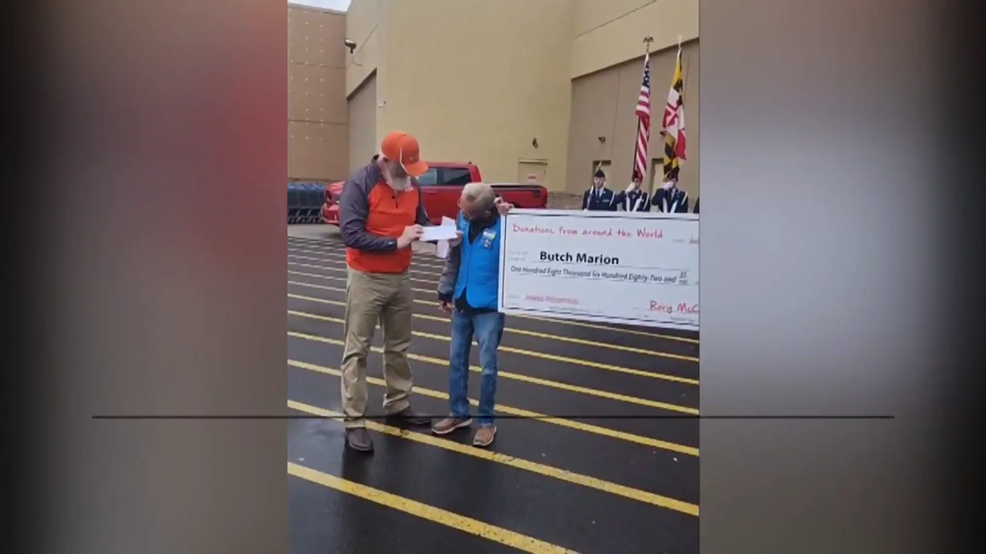 El Sr. Warren recibiendo el cheque para poder jubilarse El Sr. Warren recibiendo el cheque para poder jubilarse
