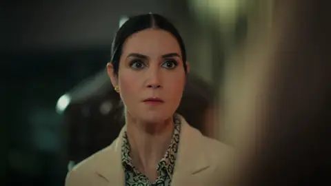 Suzan se defiende de las duras críticas de Nabahat y Ayla: “Puedo cenar donde quiera y con quien quiera” Suzan se defiende de las duras críticas de Nabahat y Ayla: “Puedo cenar donde quiera y con quien quiera”