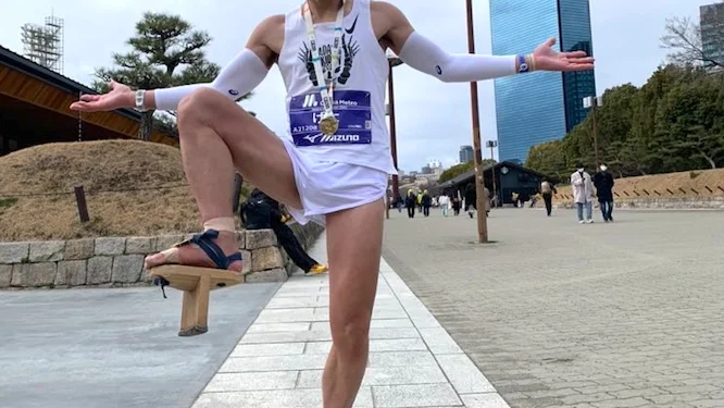 Takanobu Minoshima El maratoniano, con sus sandalias de madera