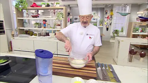 Bate los ingredientes con una varilla Bate los ingredientes con una varilla