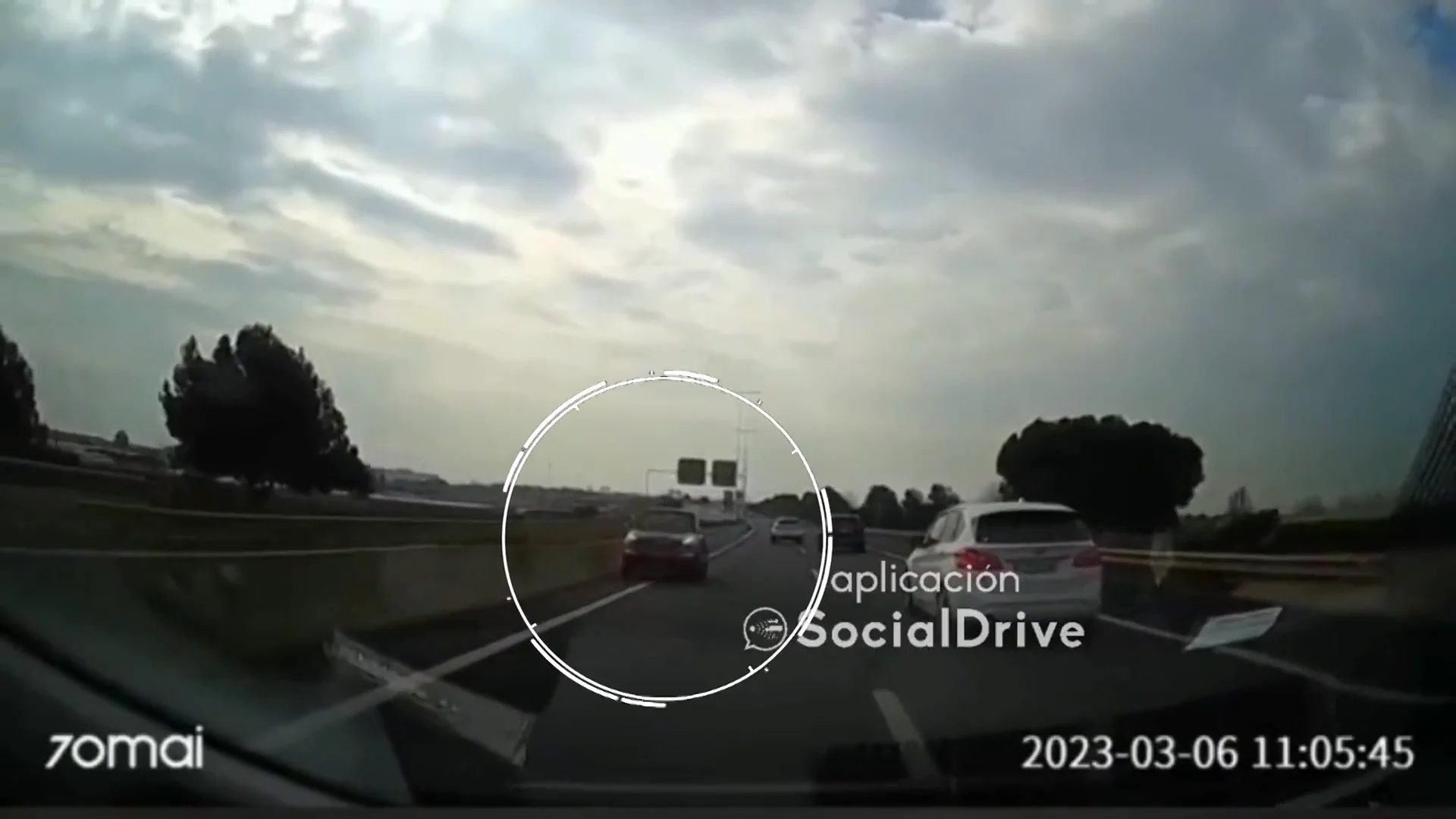 Un coche circulando en dirección contraria Un coche circulando en dirección contraria