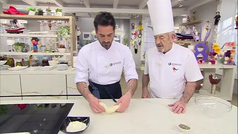 Amásala durante 4-5 minutos y forma una bola Amásala durante 4-5 minutos y forma una bola