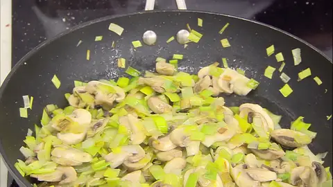 Lava los champiñones, filetea, agrégalos y cocínalos durante 5 minutos Lava los champiñones, filetea, agrégalos y cocínalos durante 5 minutos