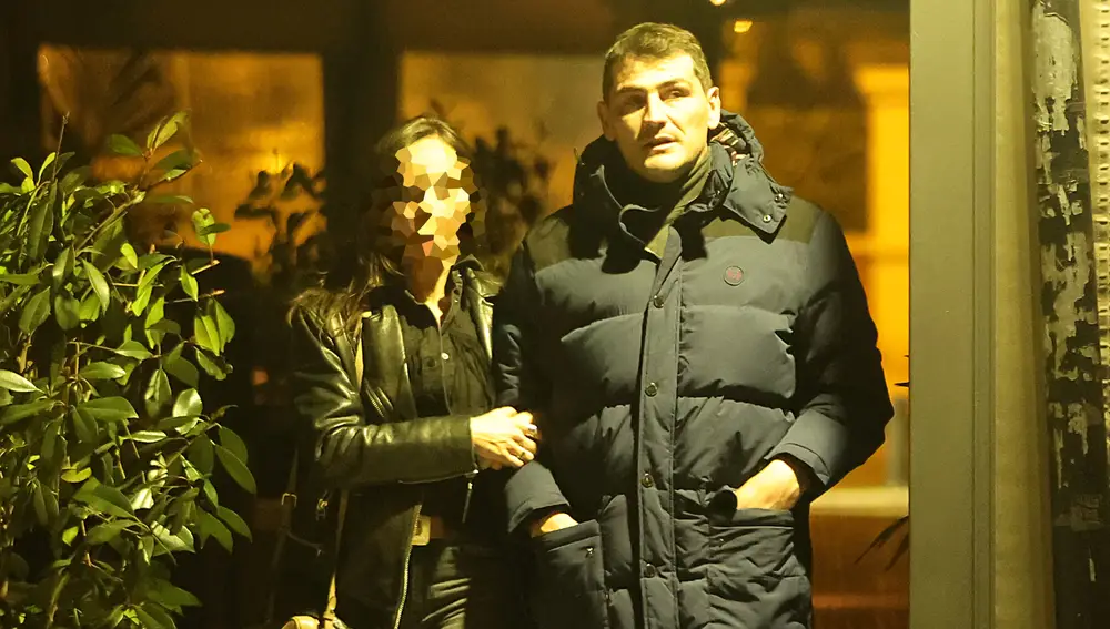 Iker Casillas, junto con una misteriosa mujer