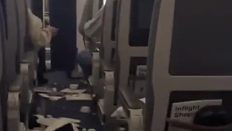 Vídeo: Los 20 segundos de horror en los que un avión cae en picado tras el impacto de un rayo Vídeo: Los 20 segundos de horror en los que un avión cae en picado tras el impacto de un rayo