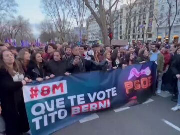 Pancarta en la que se puede leer "que te vote el Tito Berni"