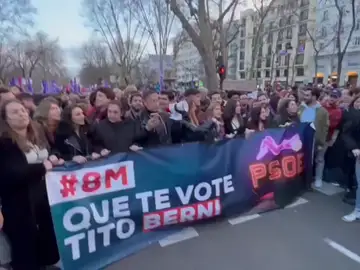 Pancarta en la que se puede leer "que te vote el Tito Berni" Pancarta en la que se puede leer "que te vote el Tito Berni"