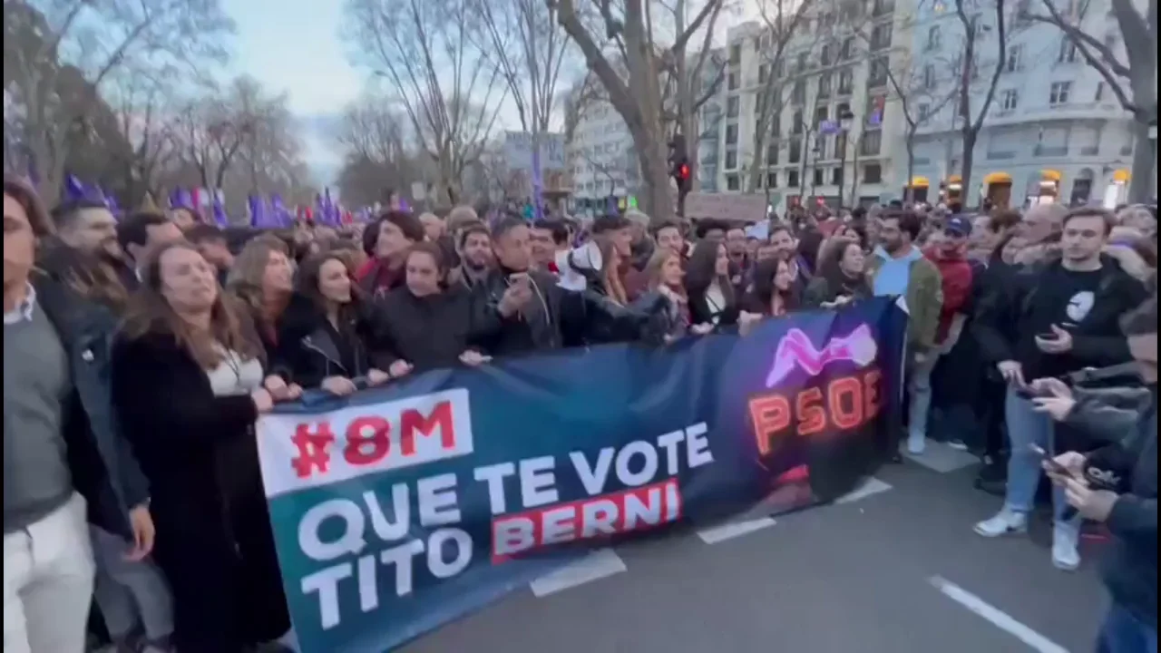 Pancarta en la que se puede leer "que te vote el Tito Berni" Manifestantes se abalanzan contra la marcha socialista con una pancarta de "Que te vote el Tito Berni": "¡Fuera PSOE!"