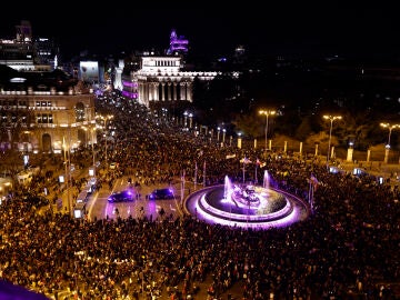Manifestantes a su paso por Cibeles, en Madrid, este 8M