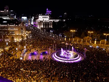 Manifestantes a su paso por Cibeles, en Madrid, este 8M Manifestantes a su paso por Cibeles, en Madrid, este 8M