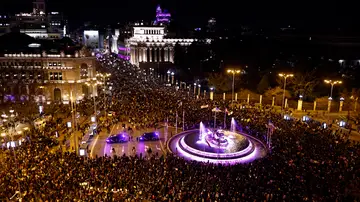 Manifestantes a su paso por Cibeles, en Madrid, este 8M