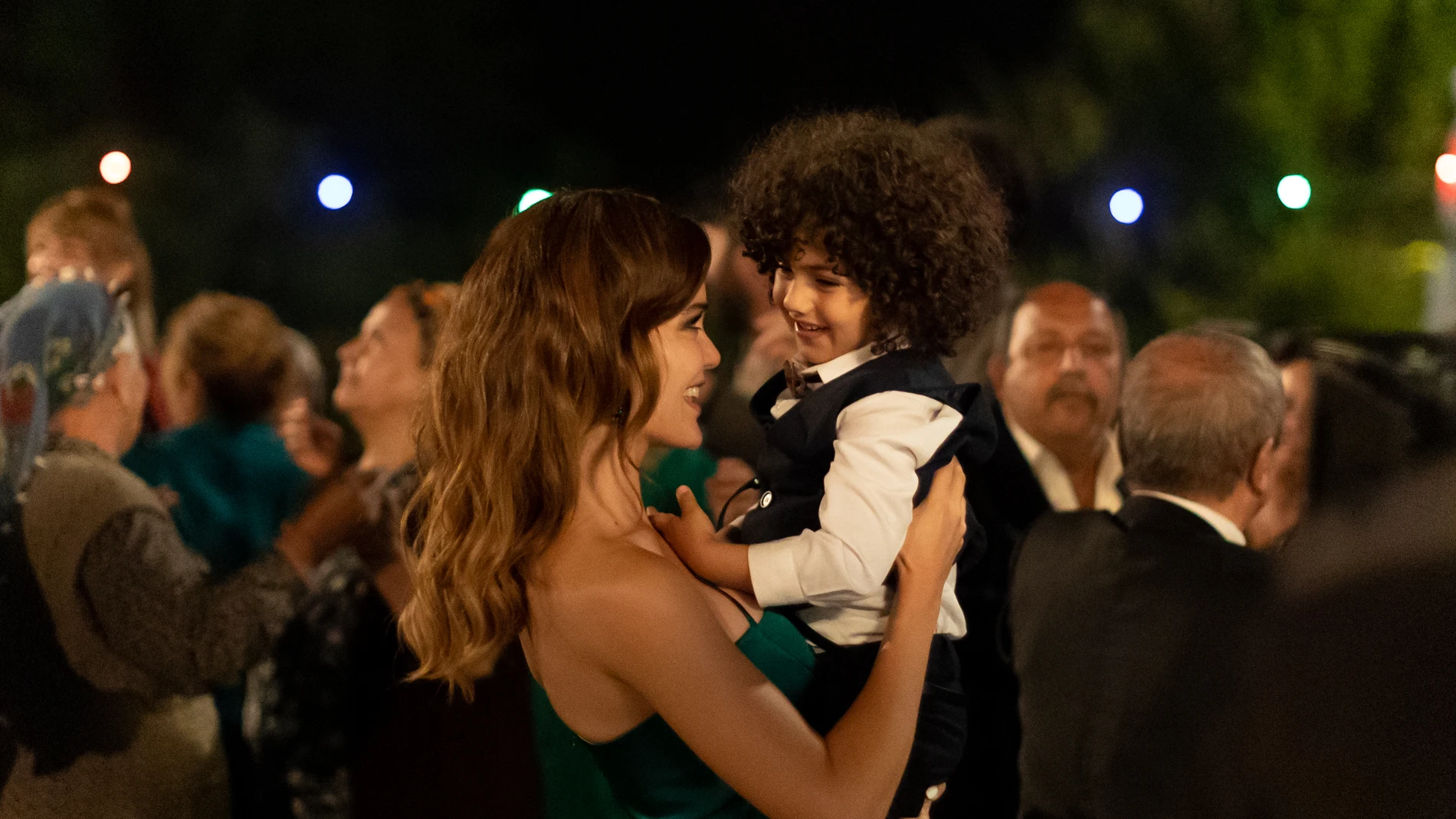 Züleyha y el pequeño Adnan en 'Tierra Amarga'.