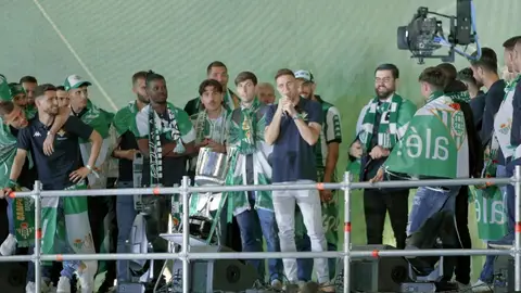 La emoción de los jugadores del Betis ante la confesión de Joaquín La emoción de los jugadores del Betis ante la confesión de Joaquín