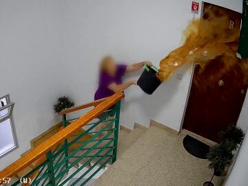 Mujer de Gran Canaria que lanza excrementos a la puerta de sus vecinos