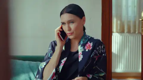 Ender envía a Halit unas imágenes comprometidas de la mujer con la que estaba quedando Ender envía a Halit unas imágenes comprometidas de la mujer con la que estaba quedando