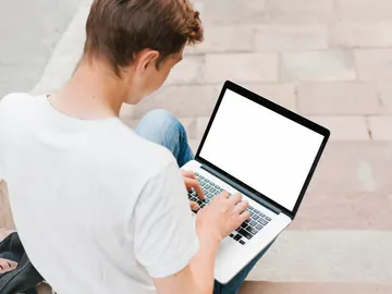 Un joven con un ordenador Un joven con un ordenador